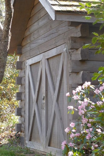 The She Shed Book Review Companion For She Shed Owners Who Love to Read