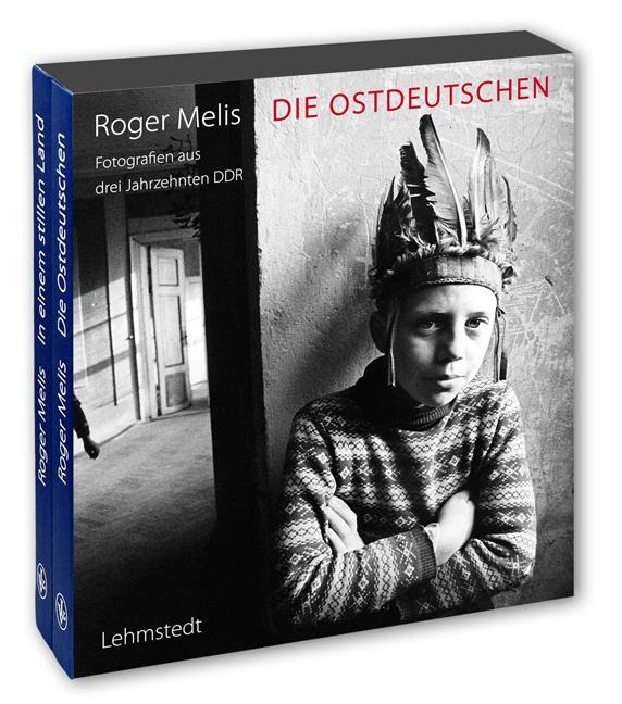 Die Ostdeutschen (Sonderausgabe). 2 Bände: Die beiden Bildbände "Die Ostdeutschen" und "In einem stillen Land" von Roger Melis zusammen in einem Schuber